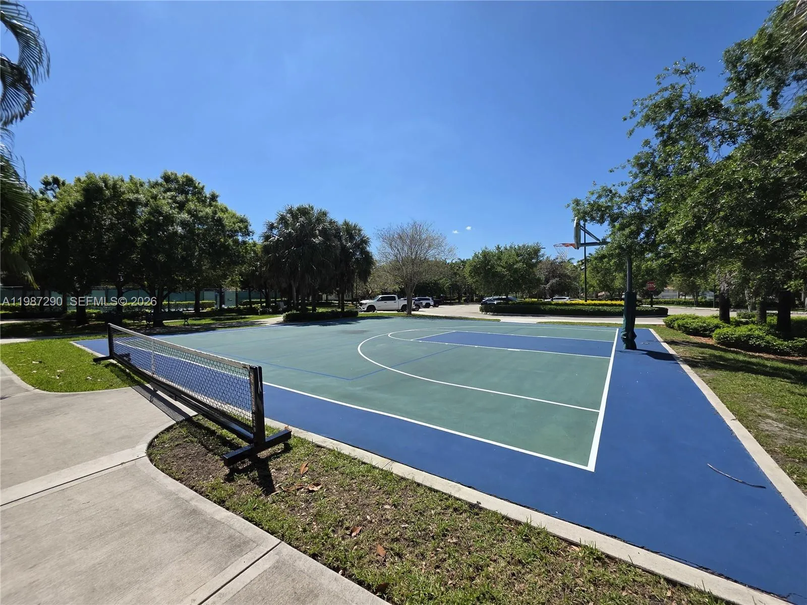 WALKING DISTANCE FROM EMERALD ESTATES PARK