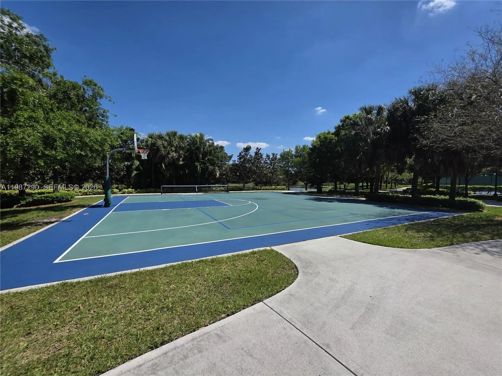 WALKING DISTANCE FROM EMERALD ESTATES PARK