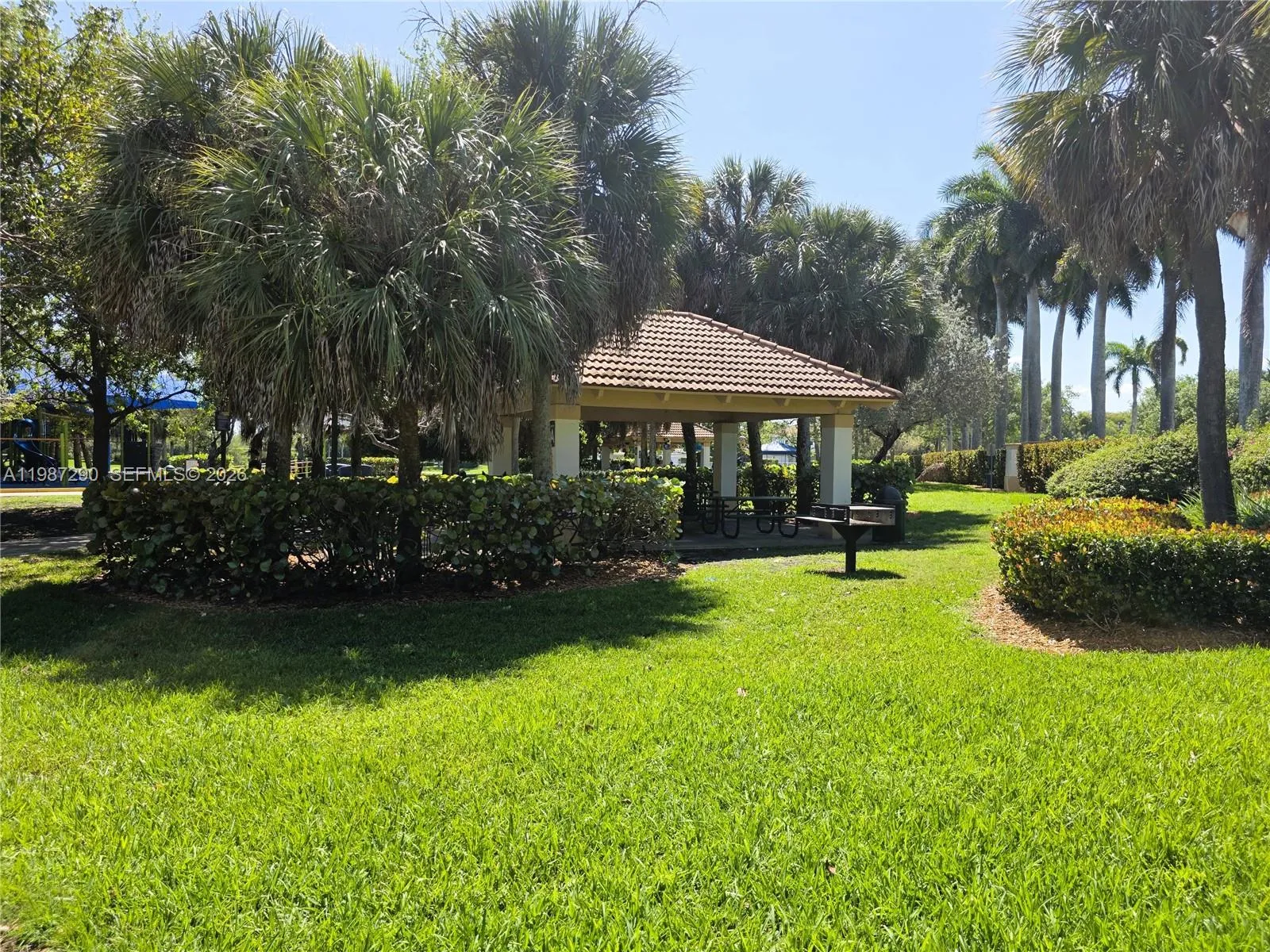 WALKING DISTANCE FROM EMERALD ESTATES PARK