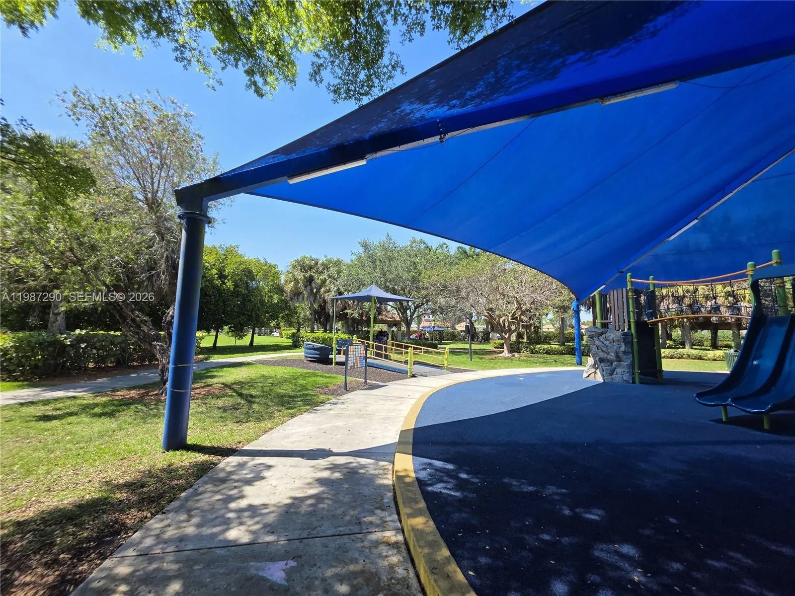 WALKING DISTANCE FROM EMERALD ESTATES PARK