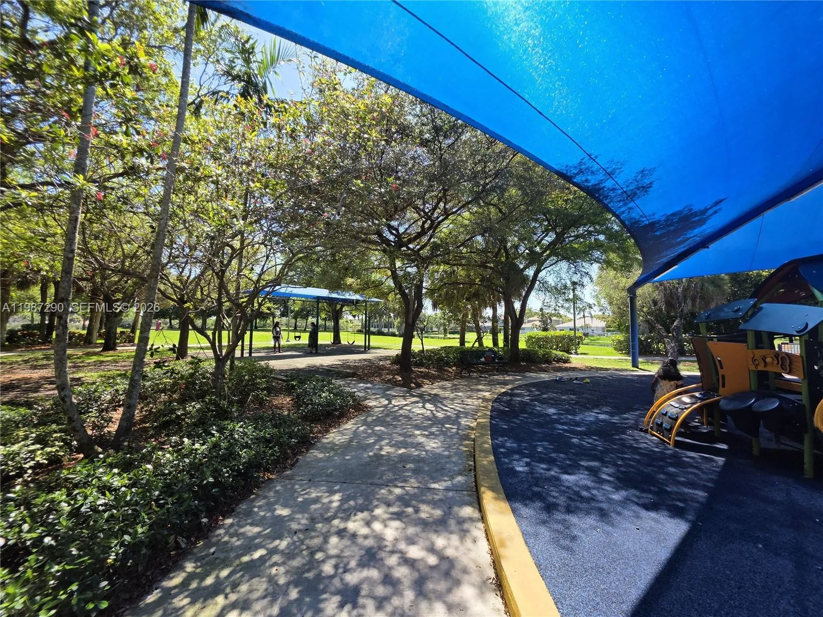 WALKING DISTANCE FROM EMERALD ESTATES PARK