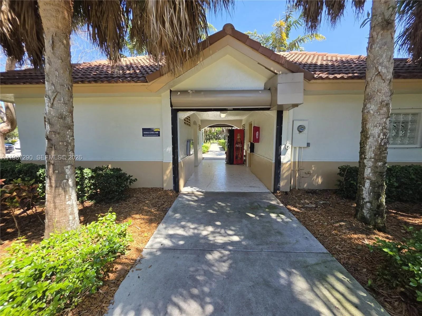 WALKING DISTANCE FROM EMERALD ESTATES PARK