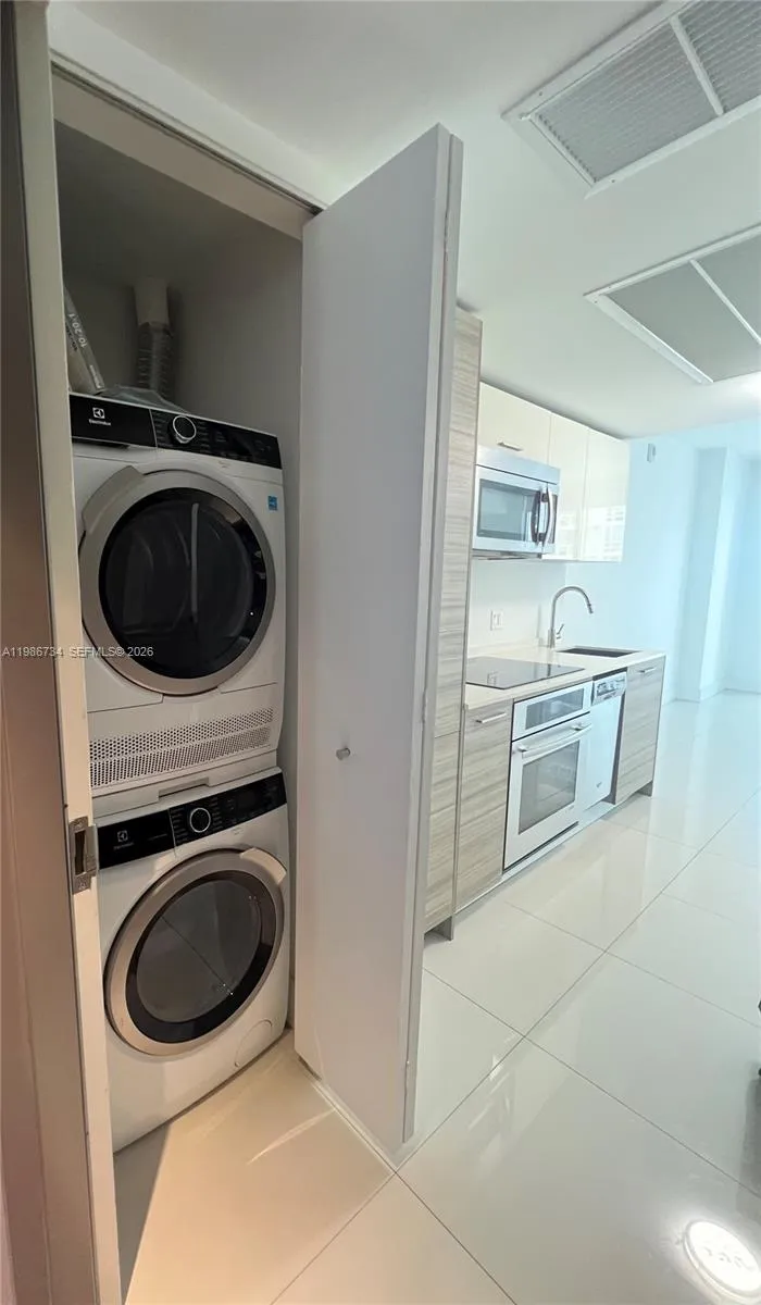1300 Brickell Bay Dr 1606, Miami, Florida 33131, Miami, Florida 33131, ,1 BathroomBathrooms,Residential,For Sale,1300 Brickell Bay Dr 1606, Miami, Florida 33131,A11986734