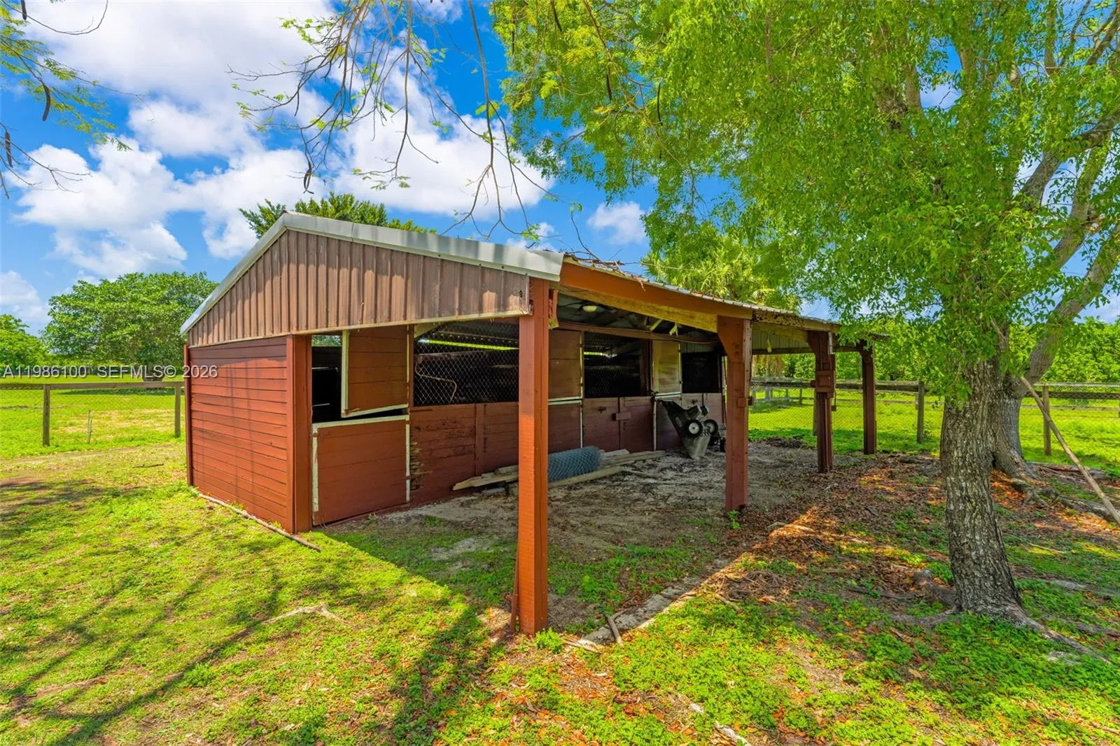 3 stall barn. AN approved fire hydrant has been installed at the rear of property . Its specifically close to barn. installed for safety and reduces insurance.