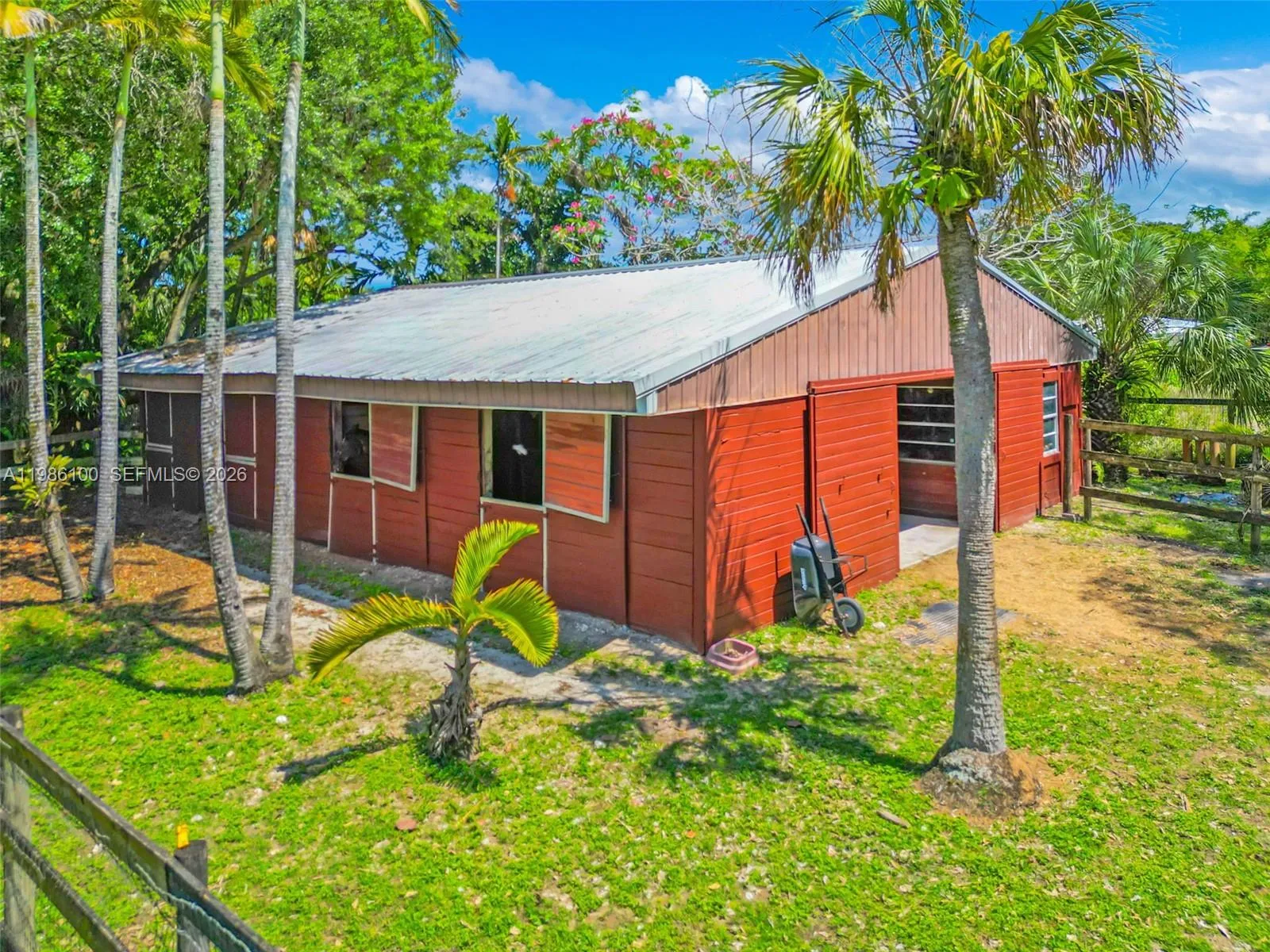CENTER AISLE BARN TACK, FEED, GROOM QTRS.