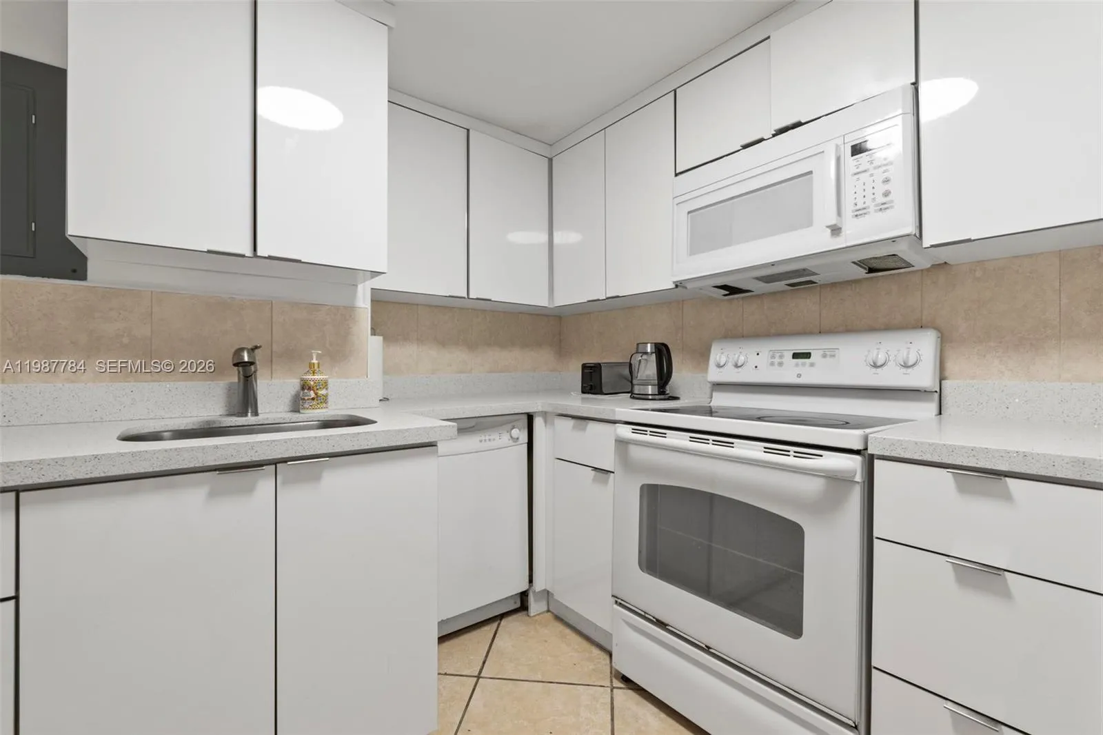 801 Brickell Bay Dr 361, Miami, Florida 33131, Miami, Florida 33131, 2 Bedrooms Bedrooms, ,2 BathroomsBathrooms,Residential,For Sale,801 Brickell Bay Dr 361, Miami, Florida 33131,A11987784