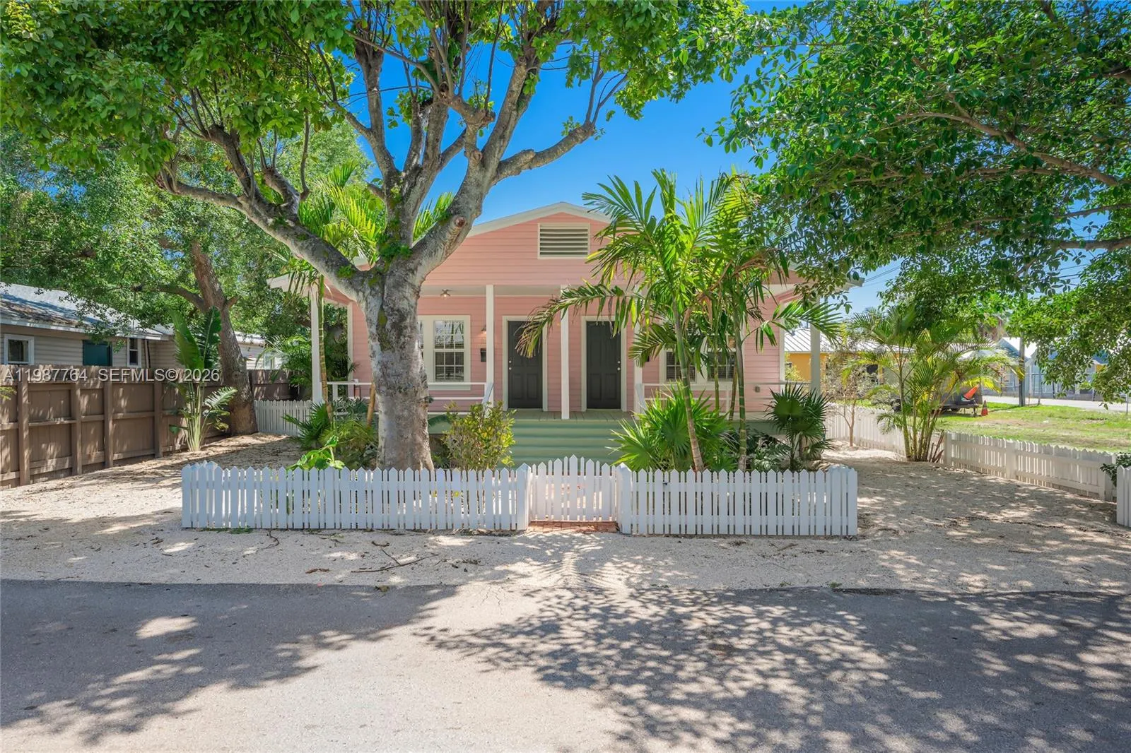 3822 Oak Ave 3826, Miami, Florida 33133, Miami, Florida 33133, 2 Bedrooms Bedrooms, ,1 BathroomBathrooms,Residential Lease,For Rent,3822 Oak Ave 3826, Miami, Florida 33133,A11987764