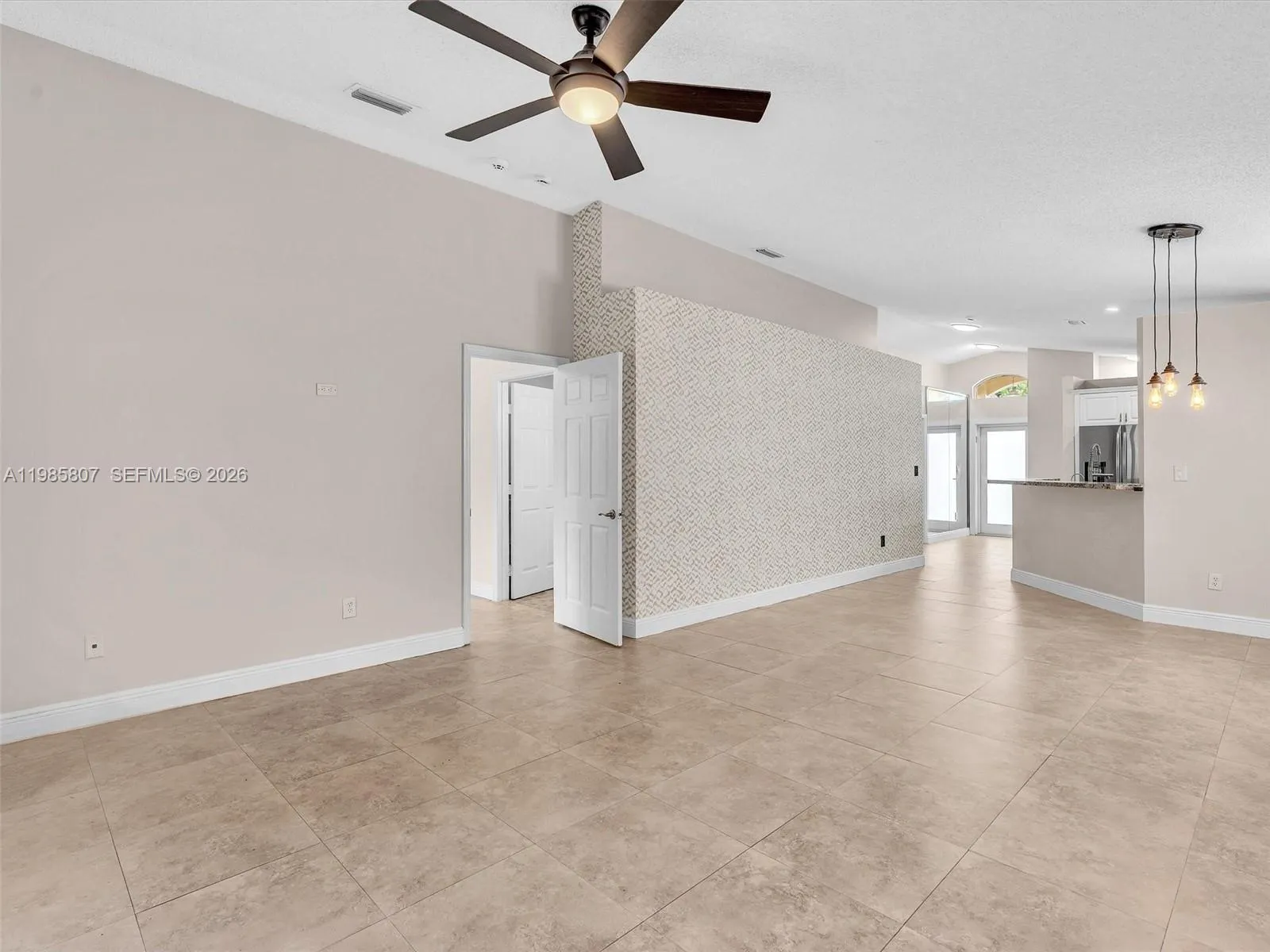 Living room w/o furniture