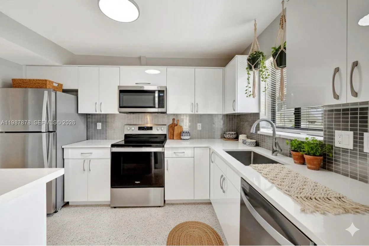 2190 Ne 51 St Court 204, Fort Lauderdale, Florida, Fort Lauderdale, Florida 33308, 2 Bedrooms Bedrooms, ,2 BathroomsBathrooms,Residential Lease,For Rent,2190 Ne 51 St Court 204, Fort Lauderdale, Florida ,A11987878
