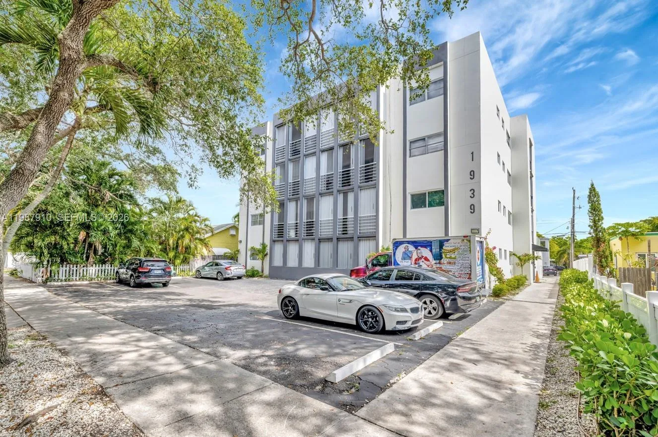 1939 Jefferson St 401, Hollywood, Florida 33020, Hollywood, Florida 33020, 2 Bedrooms Bedrooms, ,2 BathroomsBathrooms,Residential Lease,For Rent,1939 Jefferson St 401, Hollywood, Florida 33020,A11987910