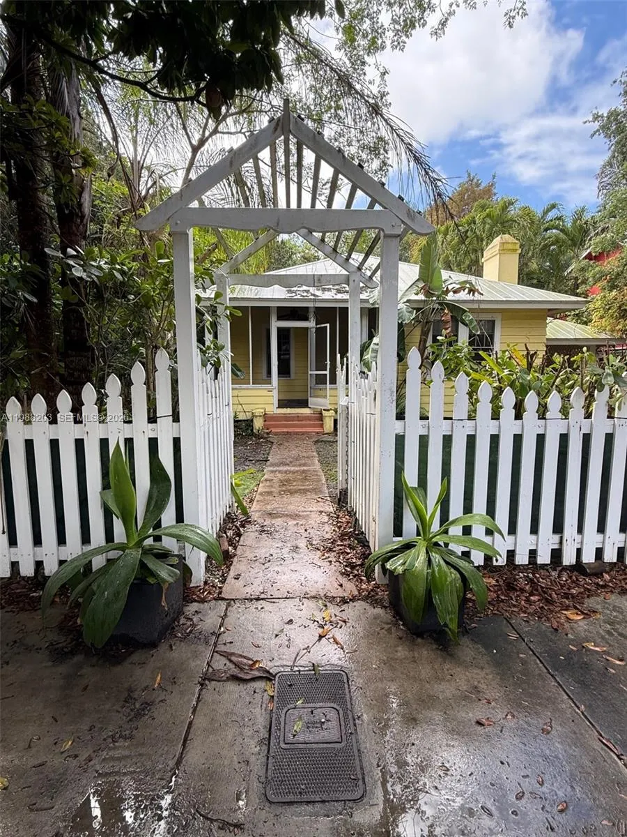 3972 Loquat Ave 0, Miami, Florida 33133, Miami, Florida 33133, 2 Bedrooms Bedrooms, ,1 BathroomBathrooms,Residential Lease,For Rent,3972 Loquat Ave 0, Miami, Florida 33133,A11988203