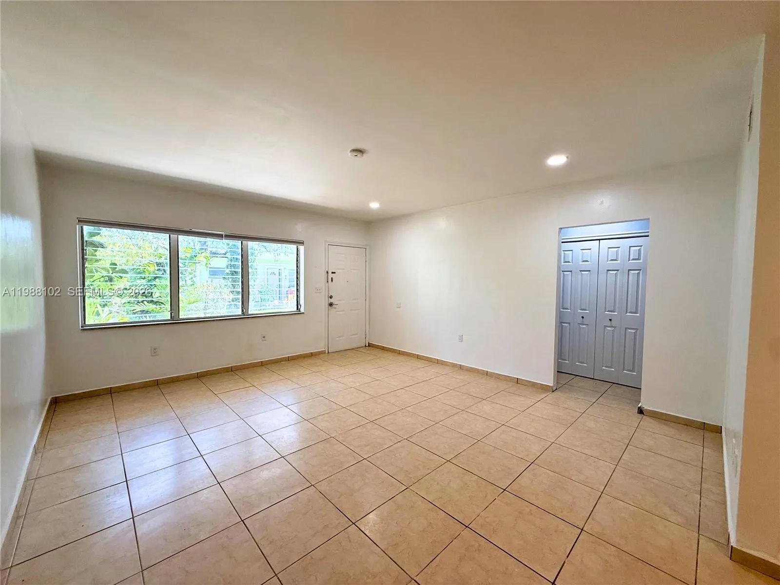 1176 Marseille Dr 2, Miami Beach, Florida 33141, Miami Beach, Florida 33141, 1 Bedroom Bedrooms, ,1 BathroomBathrooms,Residential Lease,For Rent,1176 Marseille Dr 2, Miami Beach, Florida 33141,A11988102