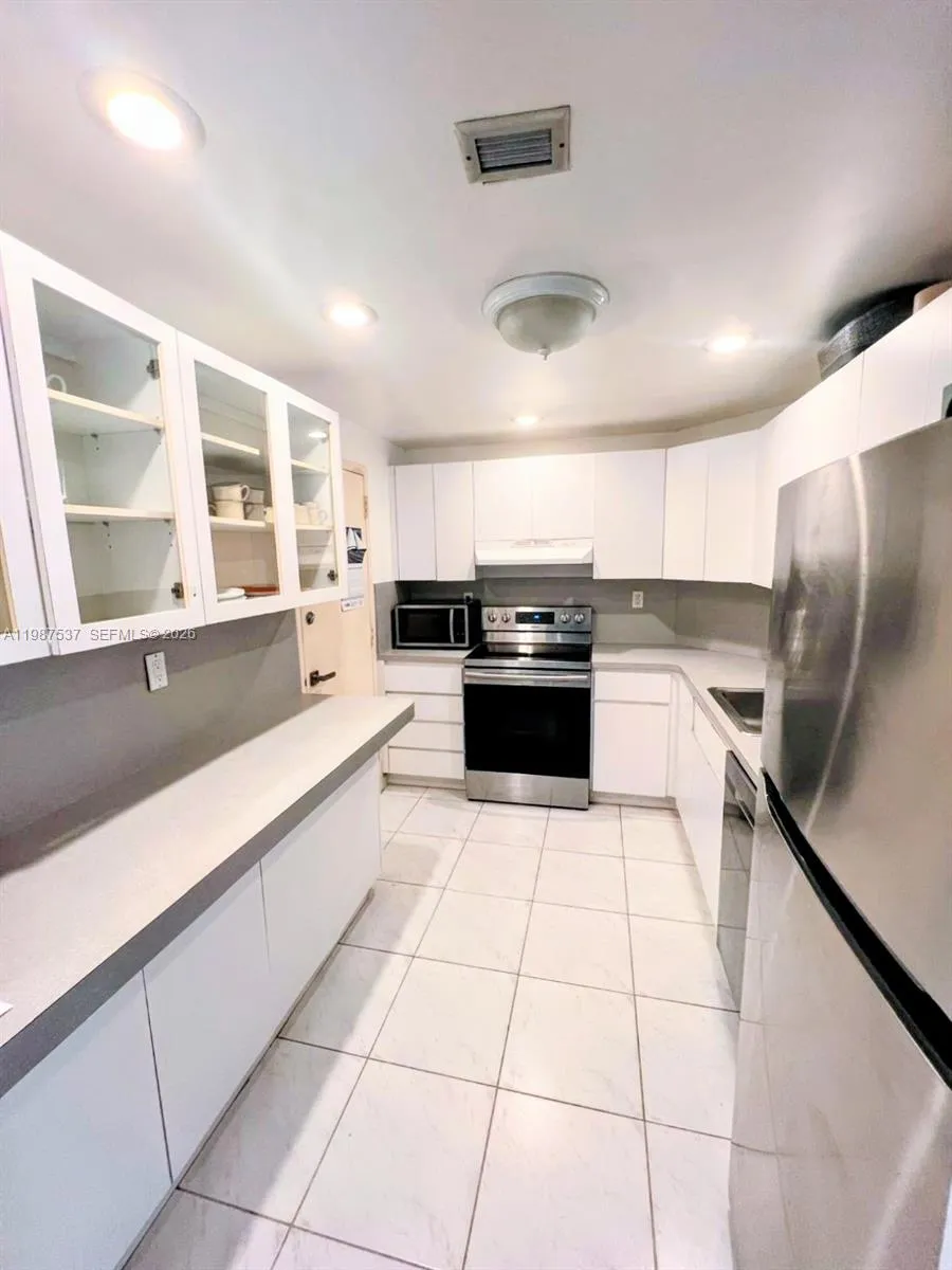 300 Bayview Dr 915, Sunny Isles Beach, Florida 331, Sunny Isles Beach, Florida 33160, 2 Bedrooms Bedrooms, ,2 BathroomsBathrooms,Residential Lease,For Rent,300 Bayview Dr 915, Sunny Isles Beach, Florida 331,A11987537