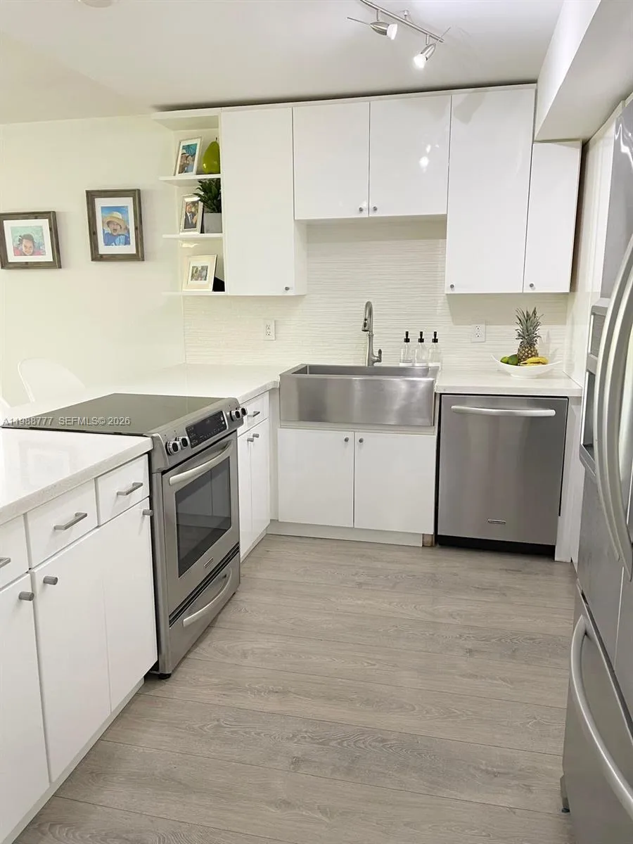 101 Ocean Lane Dr 304, Key Biscayne, Florida 33149, Key Biscayne, Florida 33149, 2 Bedrooms Bedrooms, ,2 BathroomsBathrooms,Residential Lease,For Rent,101 Ocean Lane Dr 304, Key Biscayne, Florida 33149,A11988777