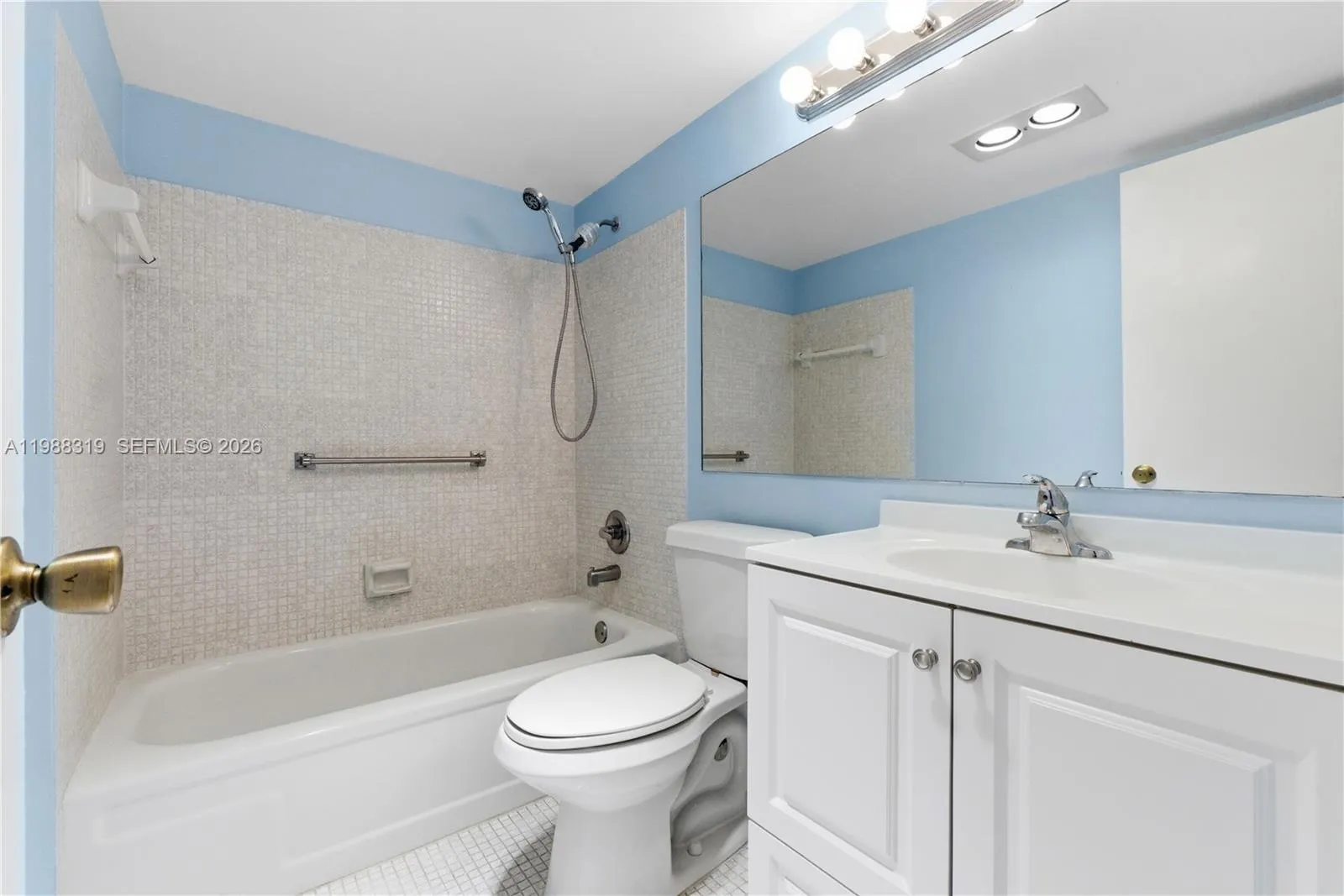 Primary bathroom - Bathtub-Shower