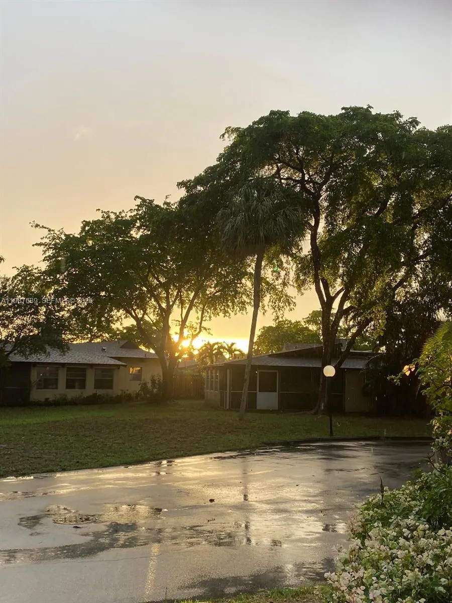 516 Briarwood Cir 1-51, Hollywood, Florida 33024, Hollywood, Florida 33024, 2 Bedrooms Bedrooms, ,2 BathroomsBathrooms,Residential Lease,For Rent,516 Briarwood Cir 1-51, Hollywood, Florida 33024,A11987639