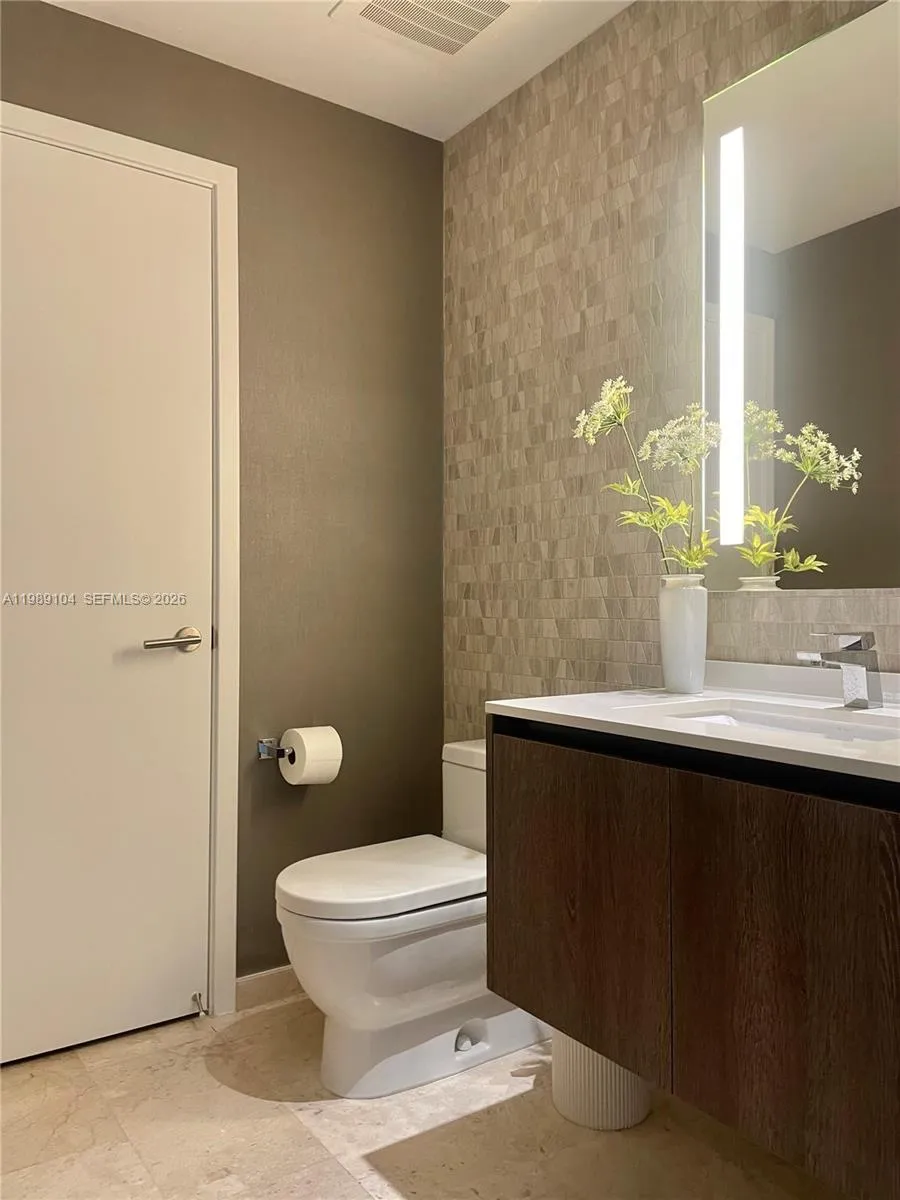 88 Sw 7th St 2404, Miami, Florida 33131, Miami, Florida 33131, 2 Bedrooms Bedrooms, ,2 BathroomsBathrooms,Residential,For Sale,88 Sw 7th St 2404, Miami, Florida 33131,A11989104