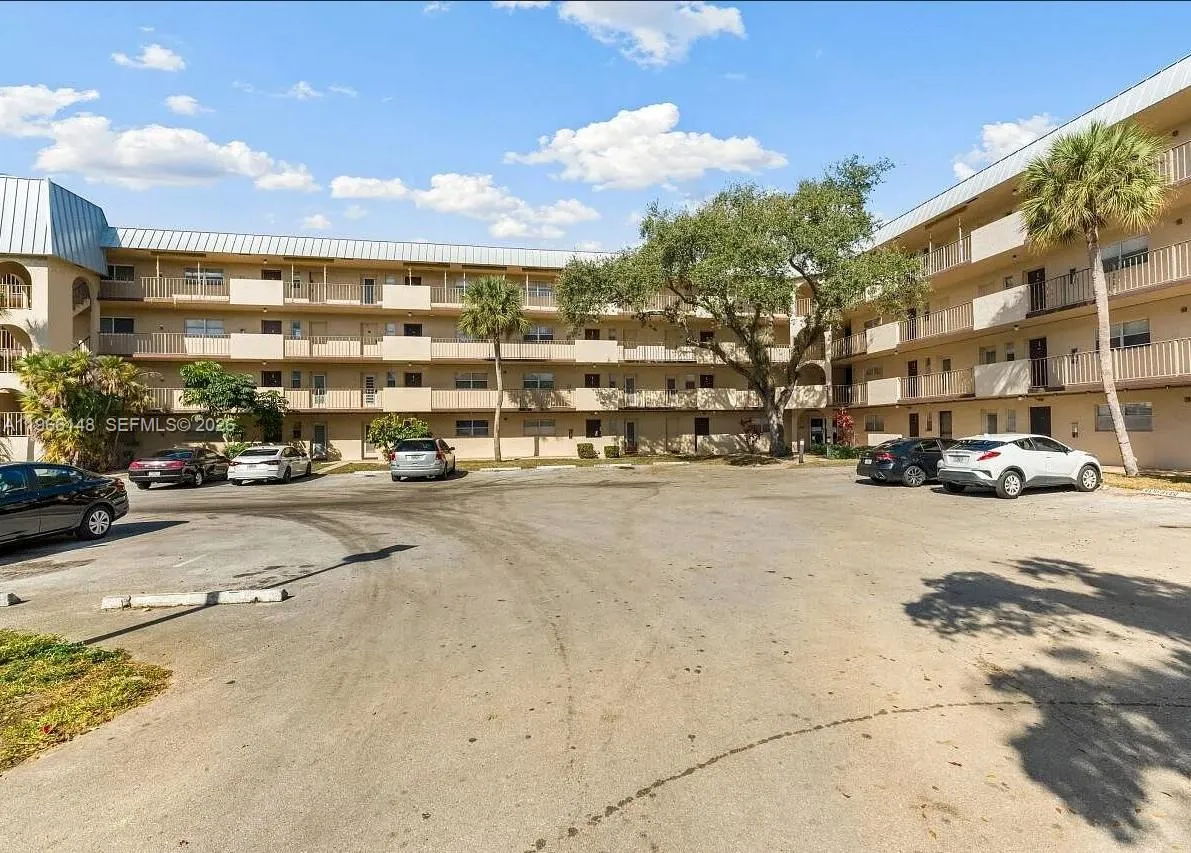 6301 N Fall Circle Dr 213, Lauderhill, Florida 333, Lauderhill, Florida 33319, 2 Bedrooms Bedrooms, ,2 BathroomsBathrooms,Residential,For Sale,6301 N Fall Circle Dr 213, Lauderhill, Florida 333,A11966148