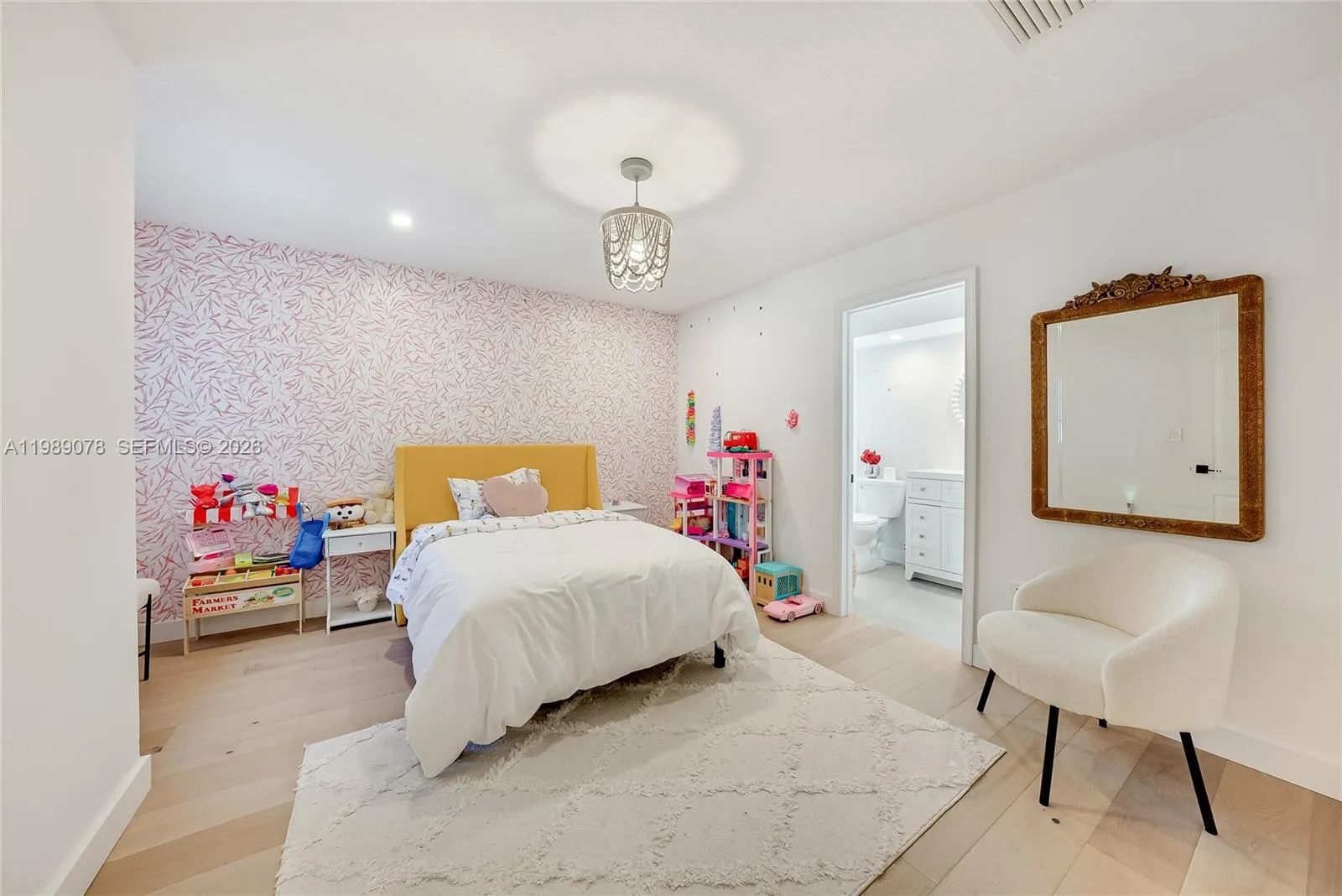 Bright and large children\'s bedroom with ensuite bathroom and designer touches
