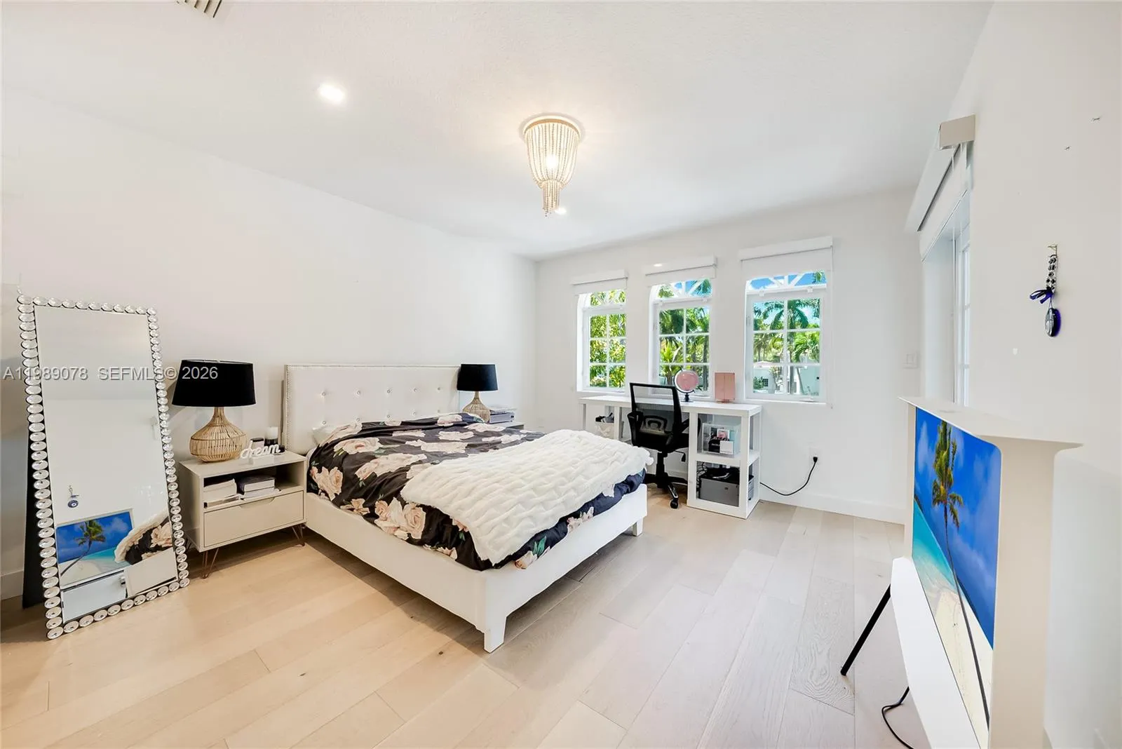 Large corner child\'s bedroom is expansive, flooded with sunlight, has an ensuite bathroom and Romeo and Juliet balcony