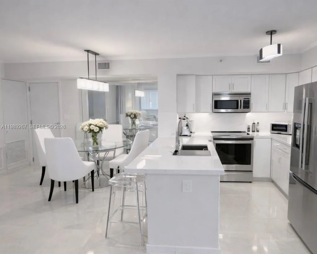 90 Alton Rd 803, Miami Beach, Florida 33139, Miami Beach, Florida 33139, 2 Bedrooms Bedrooms, ,2 BathroomsBathrooms,Residential,For Sale,90 Alton Rd 803, Miami Beach, Florida 33139,A11989267