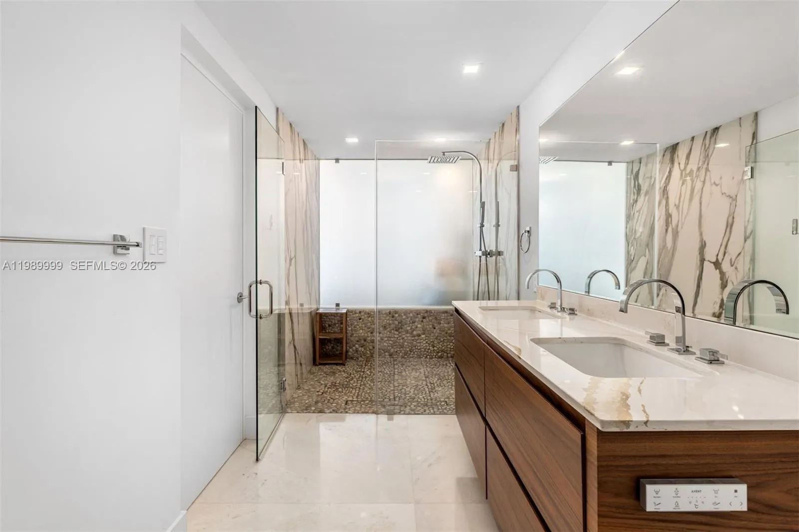 200 Biscayne Boulevard Way 1406, Miami, Florida 33, Miami, Florida 33131, 3 Bedrooms Bedrooms, ,2 BathroomsBathrooms,Residential,For Sale,200 Biscayne Boulevard Way 1406, Miami, Florida 33,A11989999