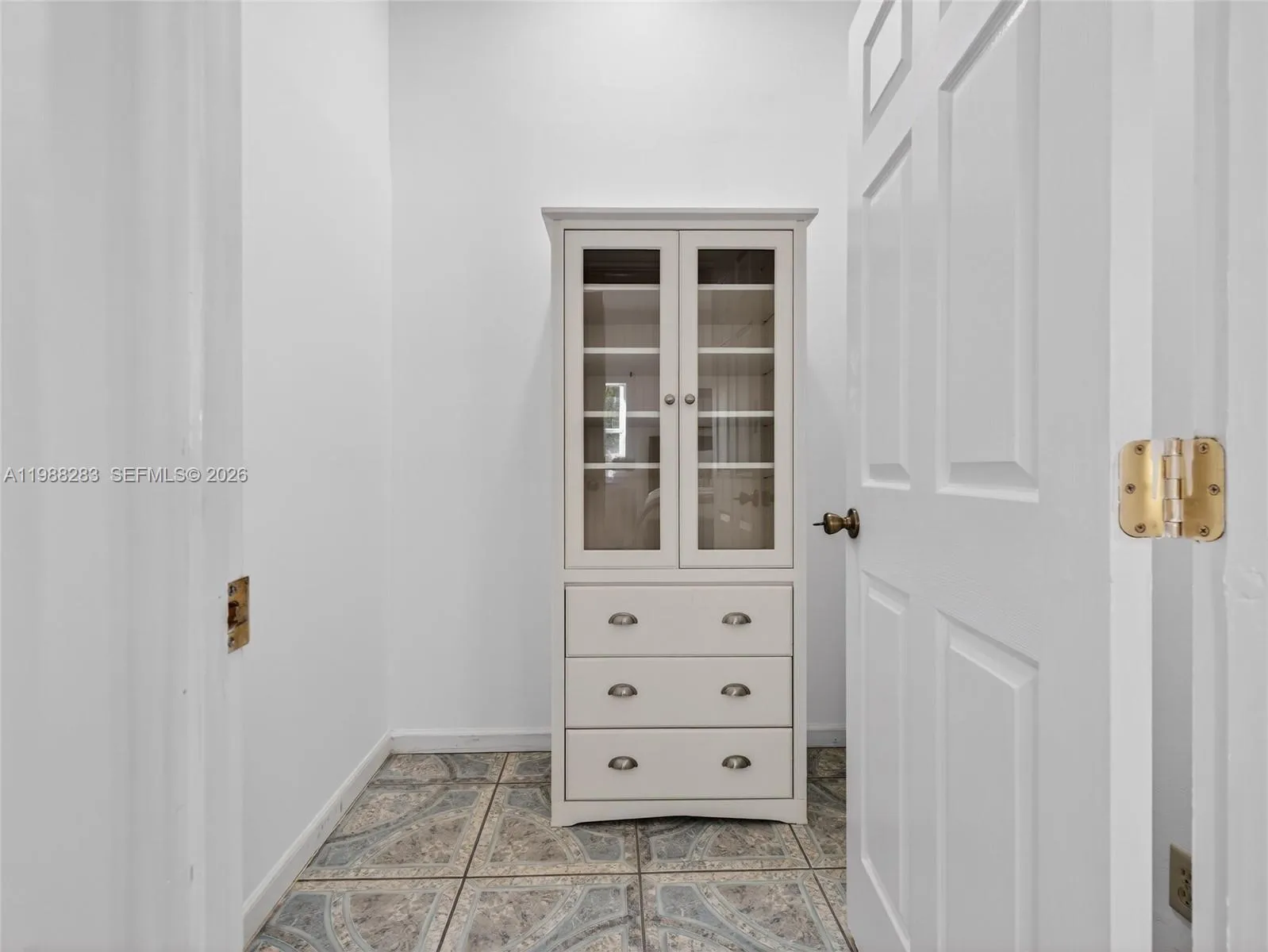 Den-Closet (primary bedroom)