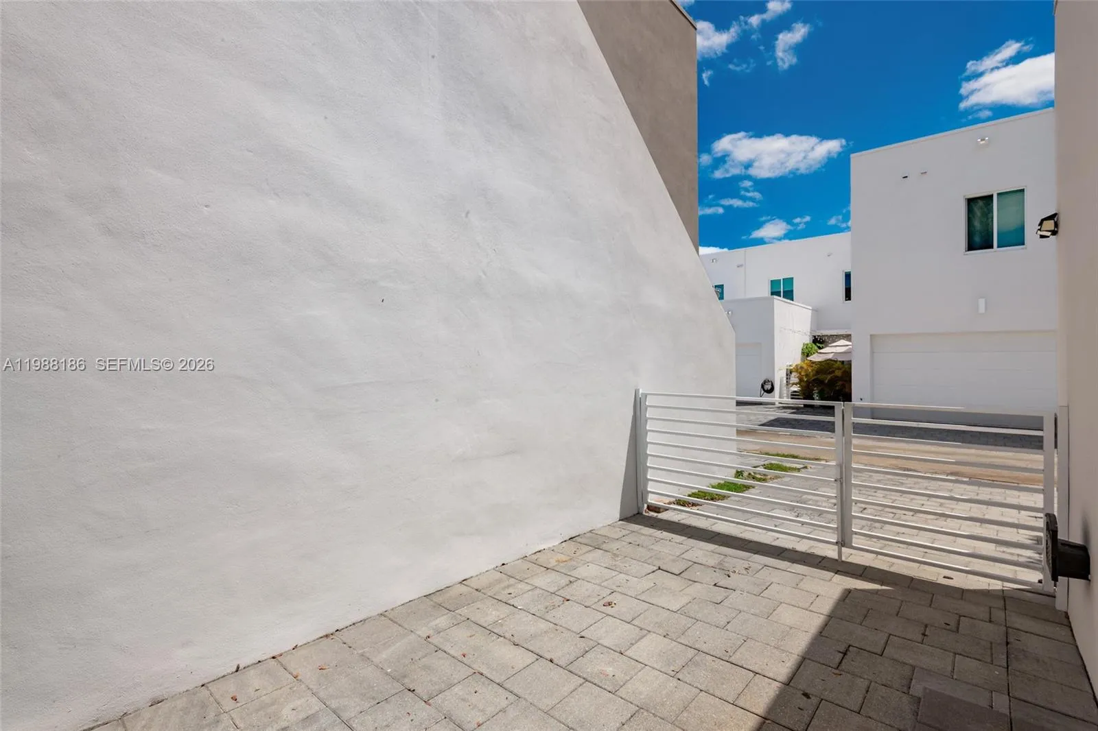 Side Patio, bbq entertainment enclosed