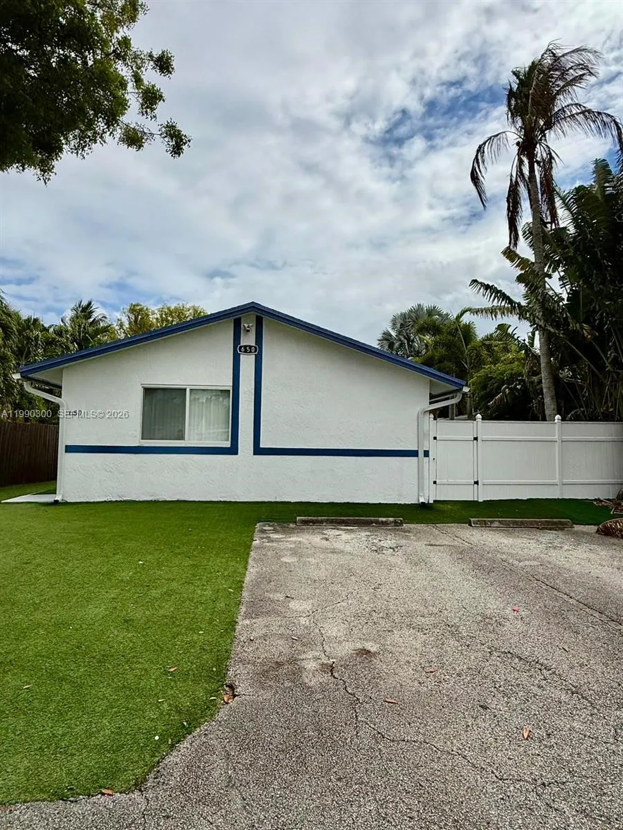 650 Ne 15th St, Fort Lauderdale, Florida 33304, Fort Lauderdale, Florida 33304, ,Residential Income,For Sale,650 Ne 15th St, Fort Lauderdale, Florida 33304,A11990300