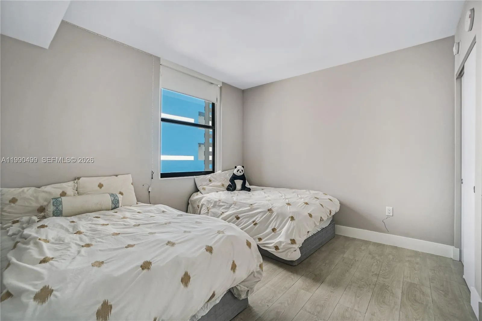 Bedroom number 3, with closets and electric blackout (remote control) Facing North