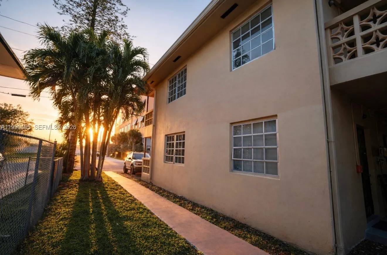 12275 Ne 19th Ave 4, North Miami, Florida 33181, North Miami, Florida 33181, 1 Bedroom Bedrooms, ,1 BathroomBathrooms,Residential Lease,For Rent,12275 Ne 19th Ave 4, North Miami, Florida 33181,A11990495