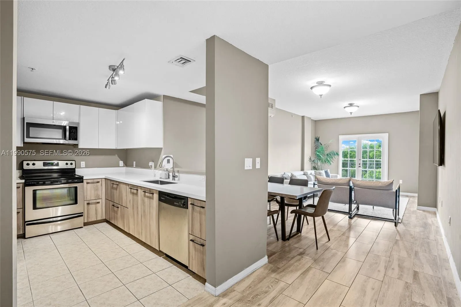 5271 Sw 8th St 315, Miami, Florida 33134, Miami, Florida 33134, 3 Bedrooms Bedrooms, ,2 BathroomsBathrooms,Residential Lease,For Rent,5271 Sw 8th St 315, Miami, Florida 33134,A11990575