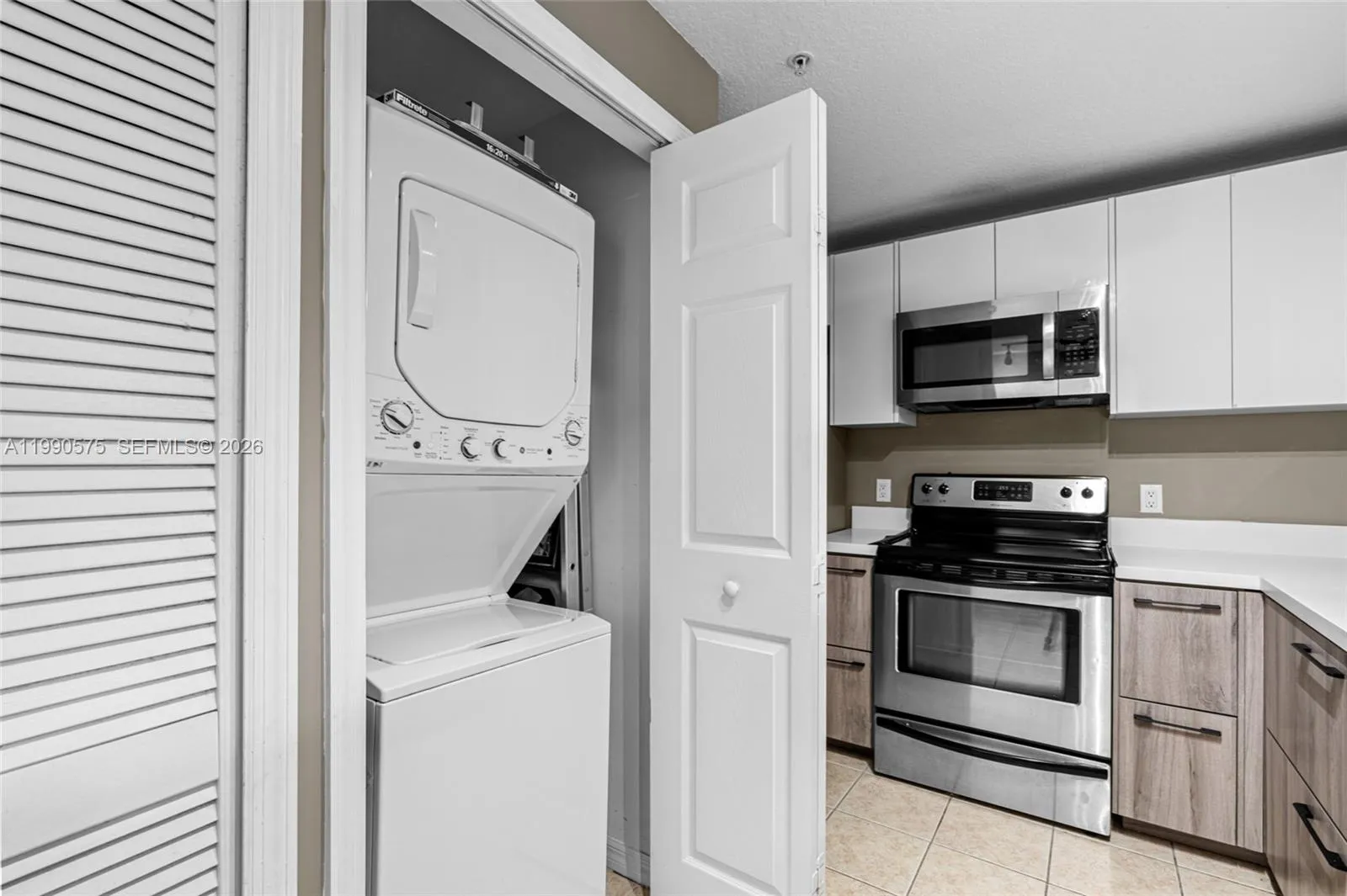 5271 Sw 8th St 315, Miami, Florida 33134, Miami, Florida 33134, 3 Bedrooms Bedrooms, ,2 BathroomsBathrooms,Residential Lease,For Rent,5271 Sw 8th St 315, Miami, Florida 33134,A11990575