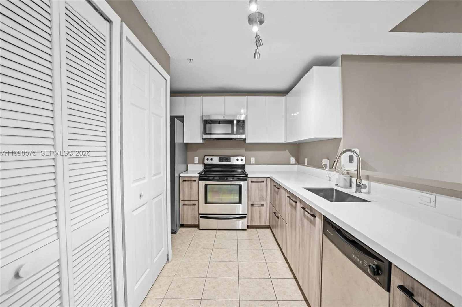 5271 Sw 8th St 315, Miami, Florida 33134, Miami, Florida 33134, 3 Bedrooms Bedrooms, ,2 BathroomsBathrooms,Residential Lease,For Rent,5271 Sw 8th St 315, Miami, Florida 33134,A11990575