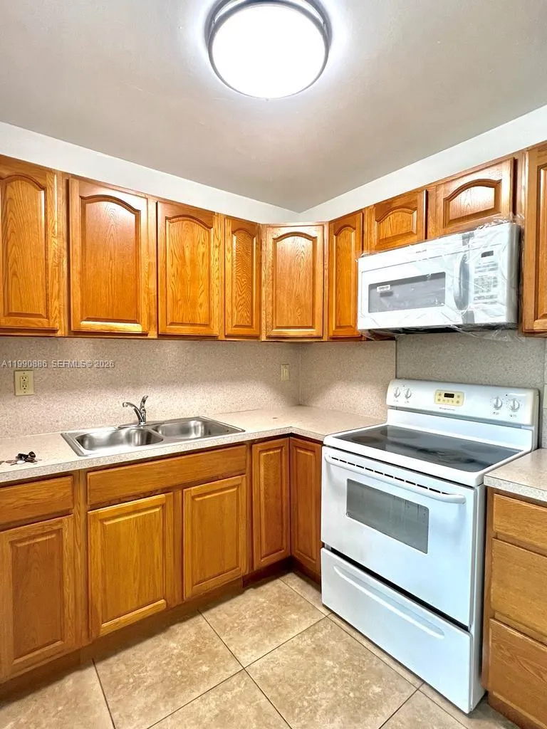 Fort Lauderdale, Florida 33317, 1 Bedroom Bedrooms, ,1 BathroomBathrooms,Residential Lease,For Rent,A11990886