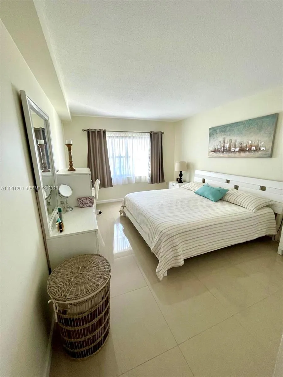 400 Kings Point Dr 1420, Sunny Isles Beach, Florid, Sunny Isles Beach, Florida 33160, 1 Bedroom Bedrooms, ,1 BathroomBathrooms,Residential Lease,For Rent,400 Kings Point Dr 1420, Sunny Isles Beach, Florid,A11991201