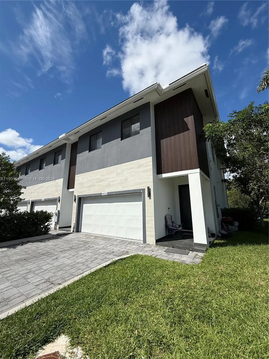 4625 Sw 32nd Ave 1c, Dania Beach, Florida 33312, Dania Beach, Florida 33312, 4 Bedrooms Bedrooms, ,2 BathroomsBathrooms,Residential Lease,For Rent,4625 Sw 32nd Ave 1c, Dania Beach, Florida 33312,A11991217