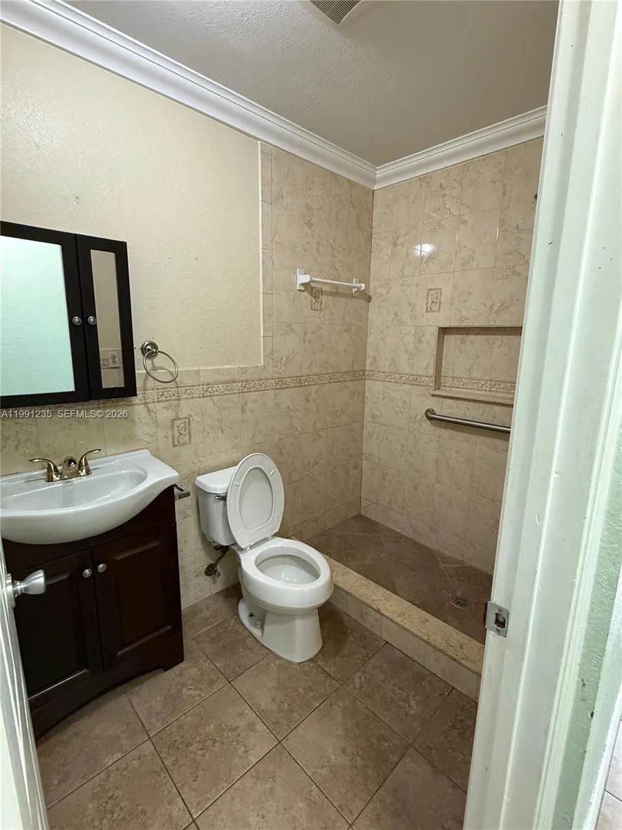 Second Unit Full Bathroom