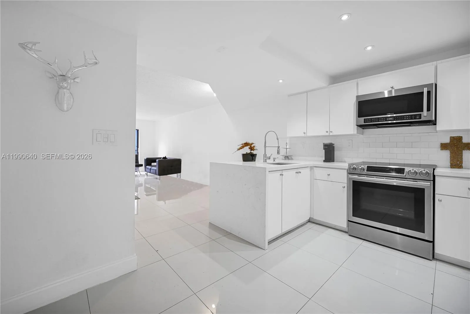 Hialeah, Florida 33014, 2 Bedrooms Bedrooms, ,1 BathroomBathrooms,Residential,For Sale,A11990640
