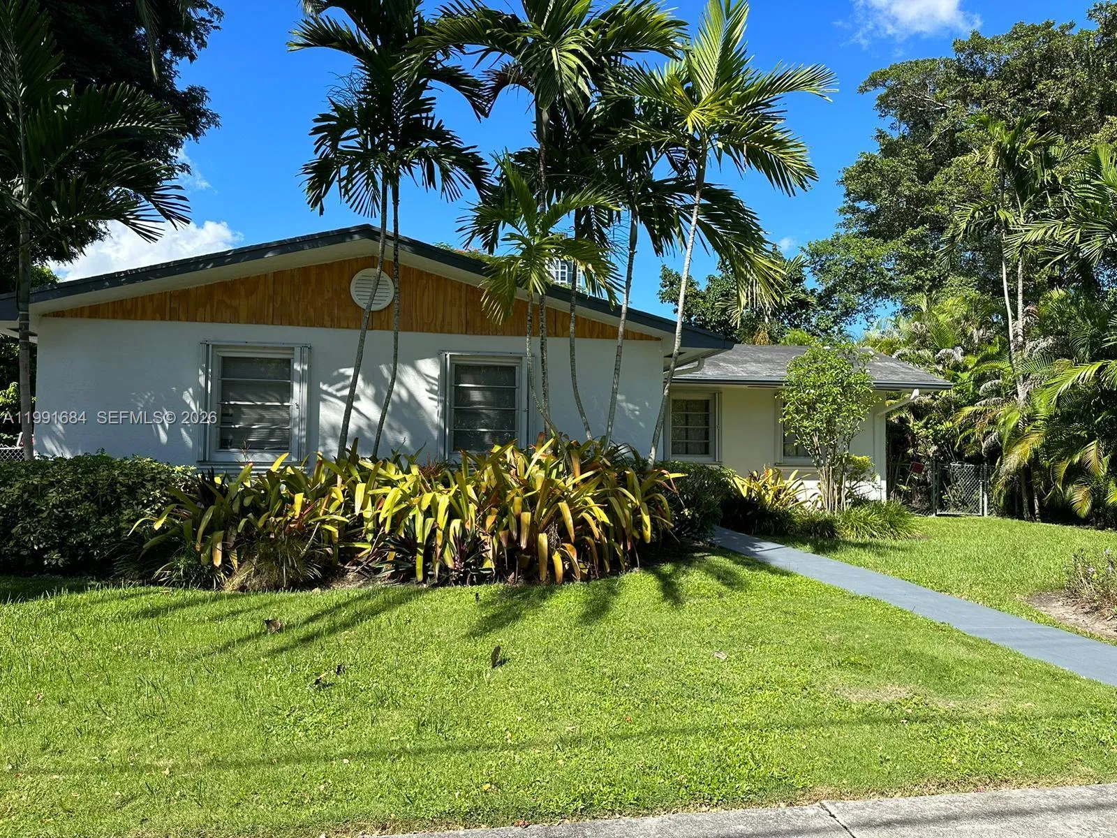 3755 Oak Ave, Miami, Florida 33133, Miami, Florida 33133, 3 Bedrooms Bedrooms, ,2 BathroomsBathrooms,Residential Lease,For Rent,3755 Oak Ave, Miami, Florida 33133,A11991684