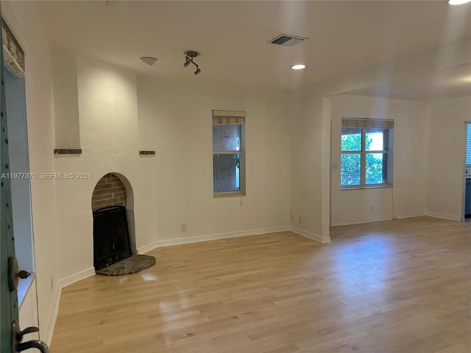 725 Navarre Ave 725, Coral Gables, Florida 33134, Coral Gables, Florida 33134, 2 Bedrooms Bedrooms, ,2 BathroomsBathrooms,Residential Lease,For Rent,725 Navarre Ave 725, Coral Gables, Florida 33134,A11977370