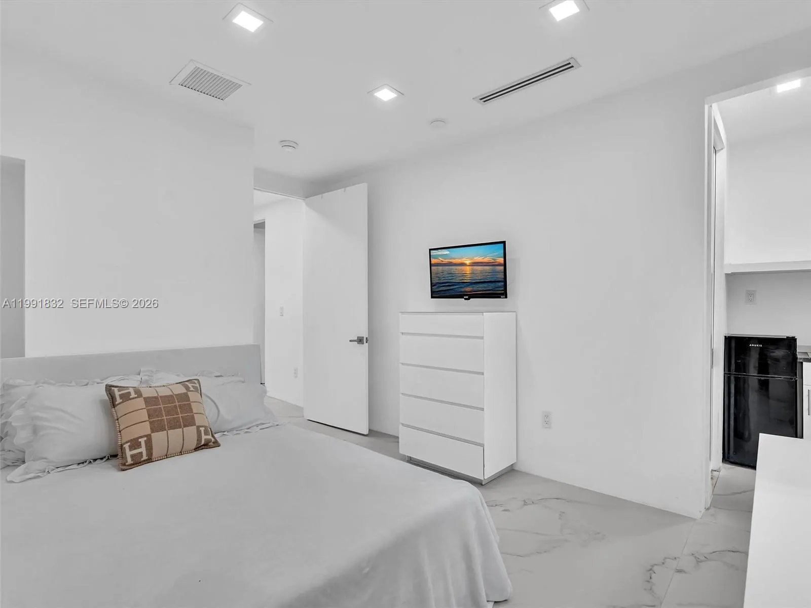 3010 Alton Rd, Miami Beach, Florida 33140, Miami Beach, Florida 33140, 7 Bedrooms Bedrooms, ,6 BathroomsBathrooms,Residential Lease,For Rent,3010 Alton Rd, Miami Beach, Florida 33140,A11991832