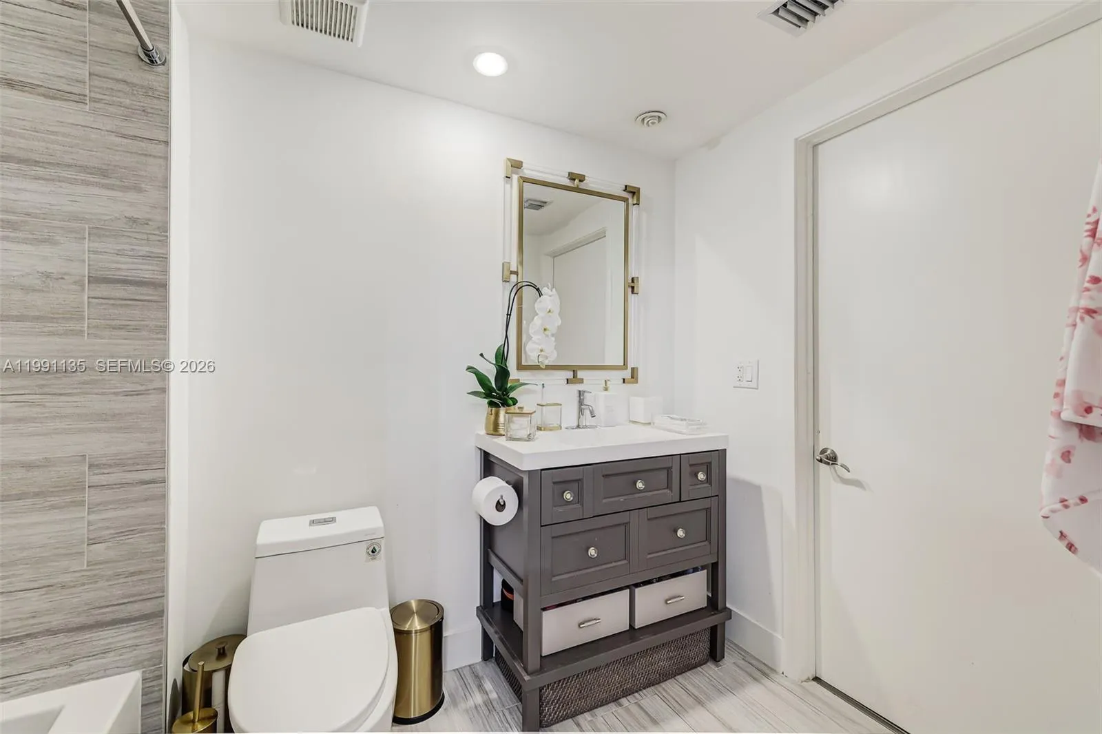 6000 Collins Ave 523, Miami Beach, Florida 33140, Miami Beach, Florida 33140, 3 Bedrooms Bedrooms, ,3 BathroomsBathrooms,Residential Lease,For Rent,6000 Collins Ave 523, Miami Beach, Florida 33140,A11991135