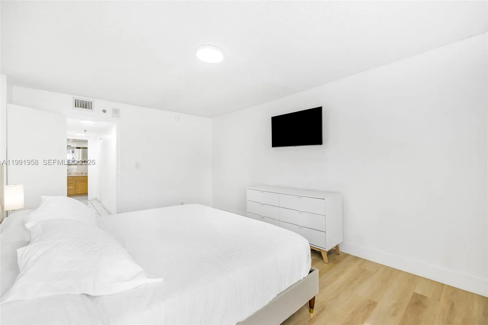 2401 Collins Ave 1906, Miami Beach, Florida 33140, Miami Beach, Florida 33140, 2 Bedrooms Bedrooms, ,2 BathroomsBathrooms,Residential Lease,For Rent,2401 Collins Ave 1906, Miami Beach, Florida 33140,A11991958