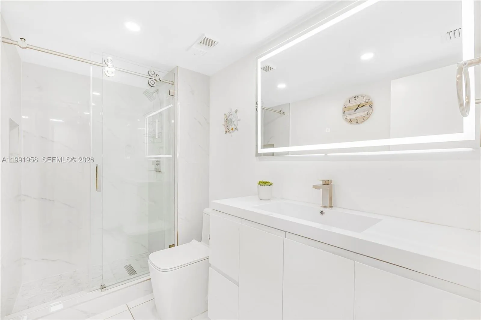 2401 Collins Ave 1906, Miami Beach, Florida 33140, Miami Beach, Florida 33140, 2 Bedrooms Bedrooms, ,2 BathroomsBathrooms,Residential Lease,For Rent,2401 Collins Ave 1906, Miami Beach, Florida 33140,A11991958