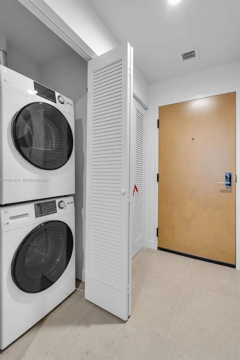 11 Ne 6 Th 2808, Miami, Florida 33132, Miami, Florida 33132, ,1 BathroomBathrooms,Residential Lease,For Rent,11 Ne 6 Th 2808, Miami, Florida 33132,A11991974