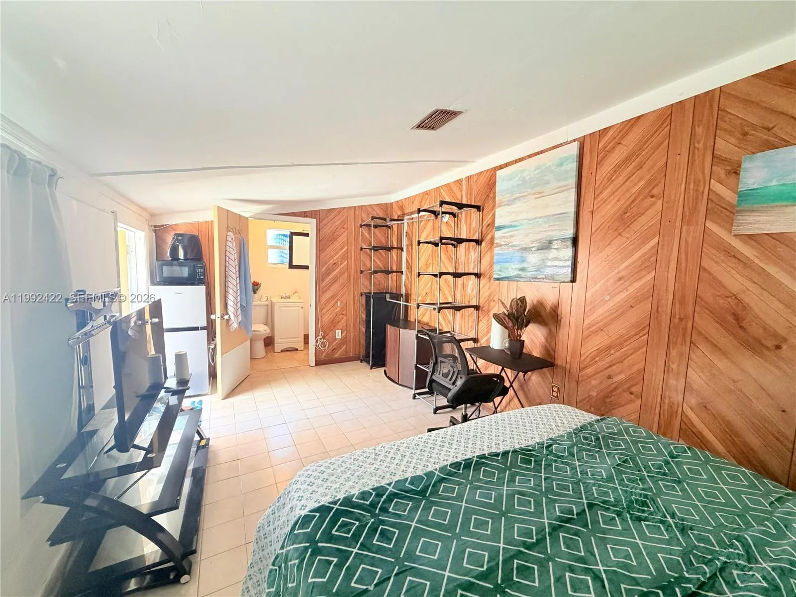 19631 Ne 12th Ct Eff, Miami, Florida 33179, Miami, Florida 33179, 1 Bedroom Bedrooms, ,1 BathroomBathrooms,Residential Lease,For Rent,19631 Ne 12th Ct Eff, Miami, Florida 33179,A11992422