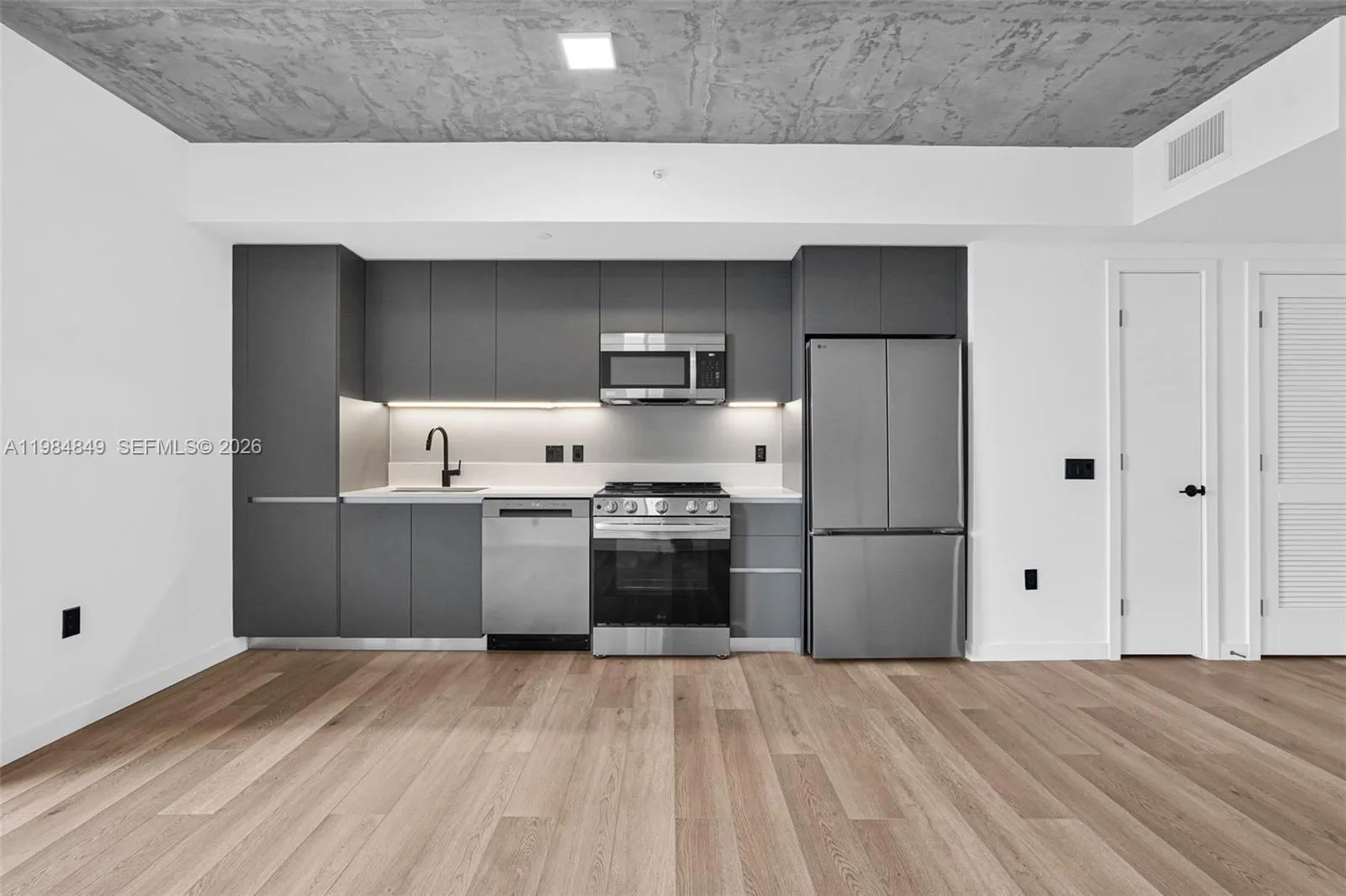 307 Sw 5th St 1809, Fort Lauderdale, Florida 33315, Fort Lauderdale, Florida 33315, 2 Bedrooms Bedrooms, ,1 BathroomBathrooms,Residential Lease,For Rent,307 Sw 5th St 1809, Fort Lauderdale, Florida 33315,A11984849