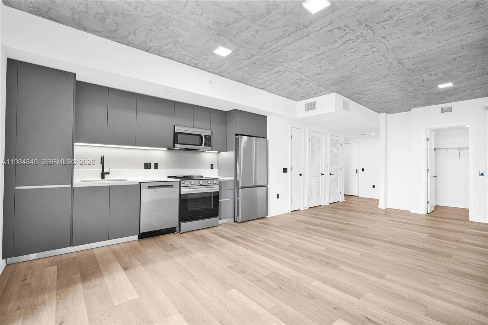 307 Sw 5th St 1809, Fort Lauderdale, Florida 33315, Fort Lauderdale, Florida 33315, 2 Bedrooms Bedrooms, ,1 BathroomBathrooms,Residential Lease,For Rent,307 Sw 5th St 1809, Fort Lauderdale, Florida 33315,A11984849