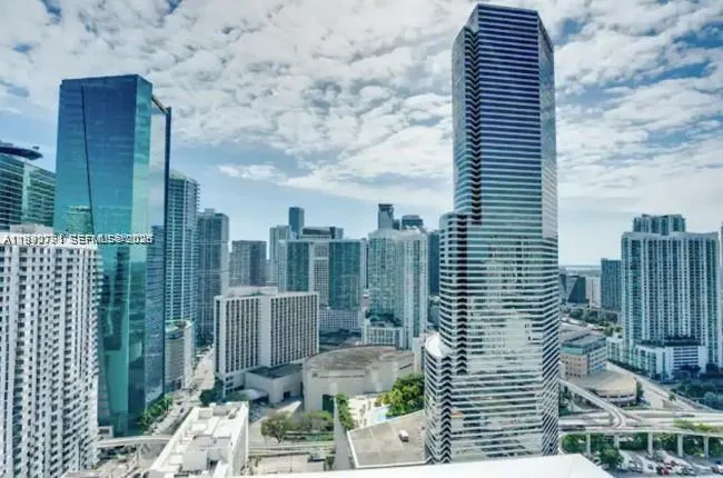 151 Se 1 3111, Miami, Florida 33131, Miami, Florida 33131, 2 Bedrooms Bedrooms, ,2 BathroomsBathrooms,Residential Lease,For Rent,151 Se 1 3111, Miami, Florida 33131,A11992791